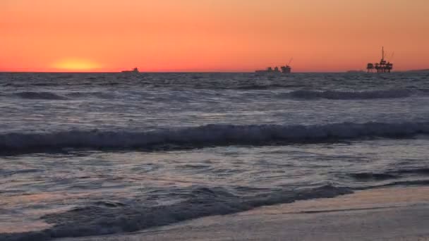 Beautiful Ocean Sunset Offshore Oil Drilling Platforms Horizon — Stock Video