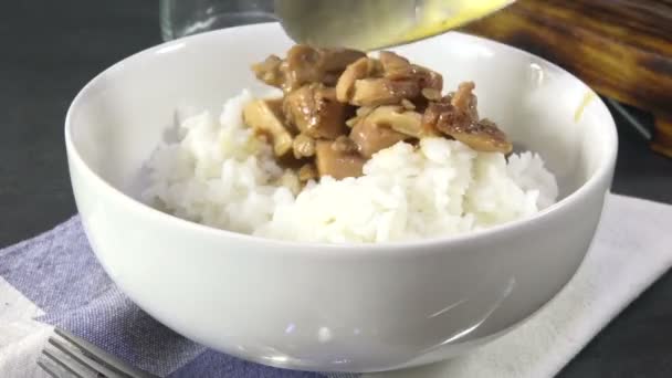 Chicken Teriyaki Auf Eine Schüssel Reis Löffeln — Stockvideo