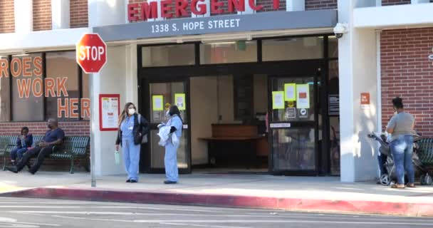 Los Angeles Usa December 2020 Nurses Departing Emergency Entrance Los — Vídeo de stock
