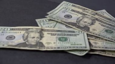 20 dolarlık banknotlar sayılıyor, zaman aşımı