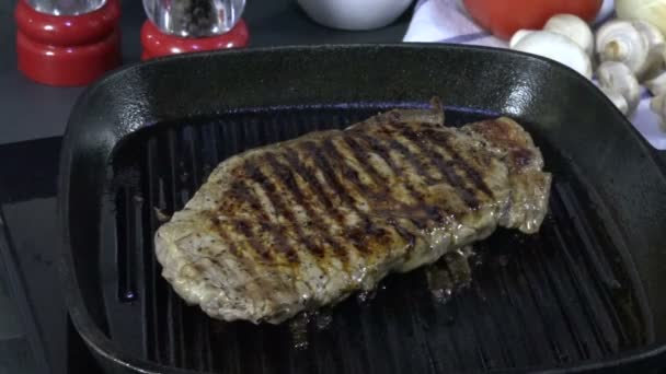 Delicioso Filete Costilla Parrilla Una Parrilla Hierro Fundido — Vídeos de Stock