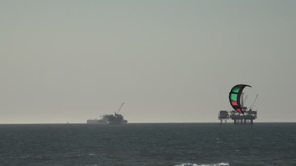 太平洋海上石油钻井平台旁边经过的浅海船 — 图库视频影像
