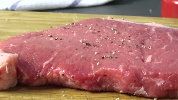 Broyage Poivre Sur Steak Côtelé Ralenti Gros Plan — Video