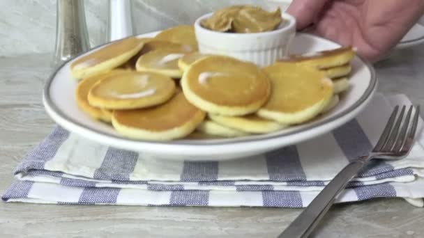 Serveren Van Een Bord Pannenkoeken Met Pindakaas Jam — Stockvideo