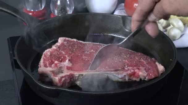 Tiende Filete Costilla Cocinado Una Sartén Hierro Fundido — Vídeos de Stock
