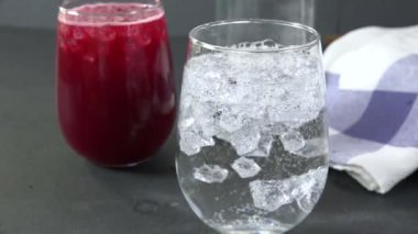 Kokteyl bardağında köpüren köpüklü su, yavaş çekim.
