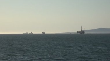 Huntington Sahili açıklarında petrol sondaj platformları