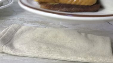Fıstık ezmeli ve reçelli Fransız tostu servis ediyorum.