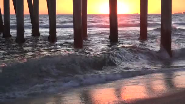 Waves Crashing Pier Beautiful Sunset — Stock Video