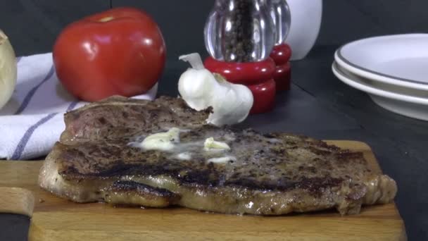 Fonte Beurre Sur Steak Côtes Grillées — Video