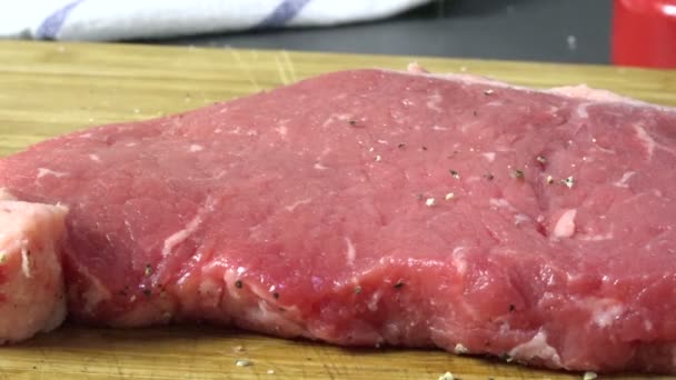 Broušení Černý Pepř Žebírku Steak Detailní — Stock video