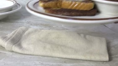 Fıstık ezmesi ve çilek reçelli Fransız tostu servis ediyorum.