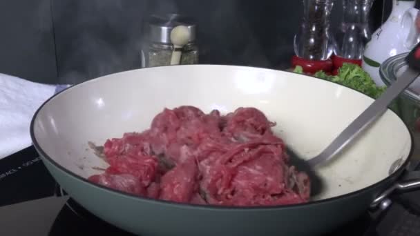 Torneado Carne Res Afeitada Una Sartén — Vídeos de Stock