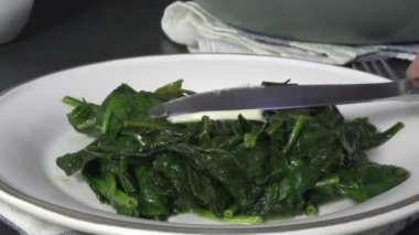 Tereyağlı taze ıspanak.