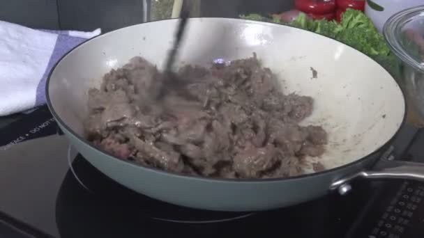 調理されたスライスされた牛肉をフライパンから取り除く — ストック動画