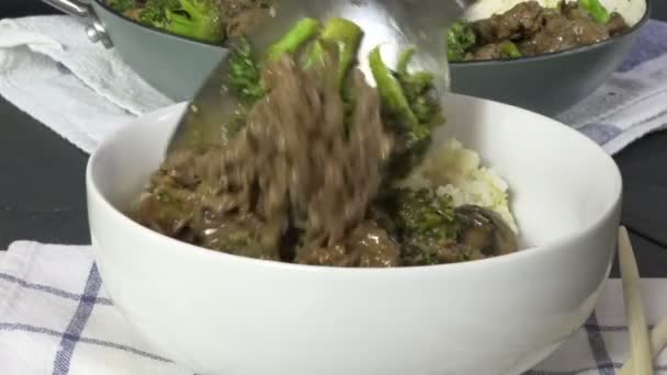 Sked Nötkött Och Broccoli Skål Med Ris Slow Motion — Stockvideo