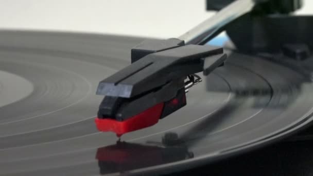 旧乙烯唱片慢动作针头的闭合 — 图库视频影像
