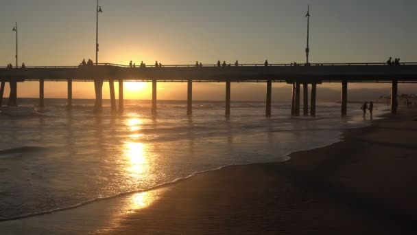 Beautiful Sunset Venice Pier Big Waves Crashing Shore — Stock Video
