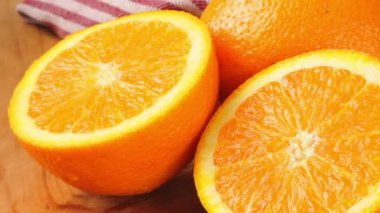 Taze sulu dilimlenmiş portakallar.