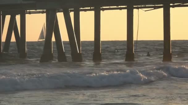 Velero Que Pasa Más Allá Muelle Durante Mar Alto — Vídeos de Stock