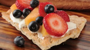 Gurme meyve ve krem peynir aperatifleri krakerde