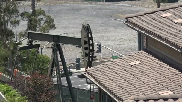 Gato Bomba Aceite Trabajando Lado Del Techo Una Casa Residencial — Vídeos de Stock