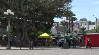 LOS ANGELES, CA / USA - 18 Nisan 2018: Tarihi Olvera Caddesi 'nin sonundaki plaza, Los Angeles' ın doğduğu yer