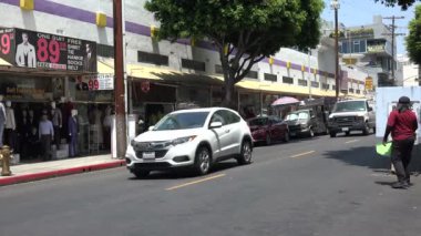 LOS ANGELES, CA / USA - 11 Ağustos 2019: Los Angeles Moda Bölgesi 'nde çalışan bir park tabelası