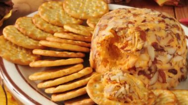 Tam buğday krakerli gurme bir cheeseball
