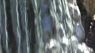 Şelale arkaplanı, yavaş çekimde kapat