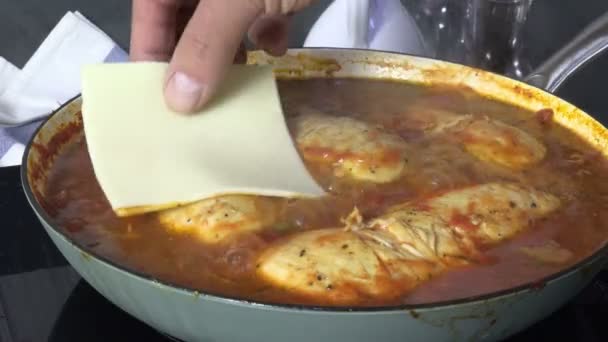 Uzupełnienie Piersi Kurczaka Plastrami Sera Mozzarella Podczas Gotowania Sosie Pomidorowym — Wideo stockowe