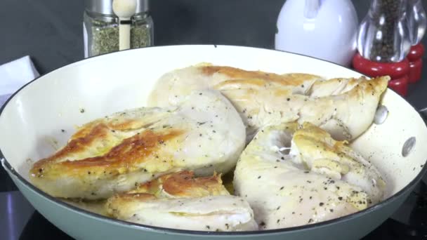 Pechugas Pollo Deshuesadas Cocinándose Una Sartén Hierro Fundido — Vídeos de Stock