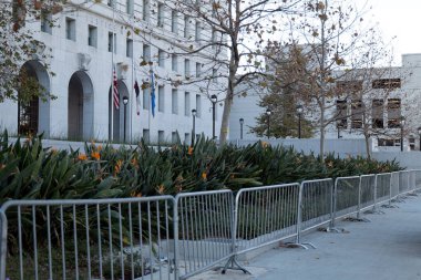 Los Angeles, CA USA - 10 Ocak 2021: Los Angeles Adalet Sarayı BLM ayaklanmalarından sonra ve açılış töreninden önce barikat kurdu