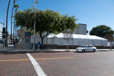 Los Angeles, CA USA - 30 Ocak 2021: Kaiser Hastanesi dışında Coronavirus hastaları için çadırlar