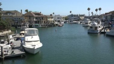 SUNSET BEACH, CA / USA - 16 Temmuz 2019: Orange County California 'daki Huntington Limanı lüks evler ve yatlarla dolu