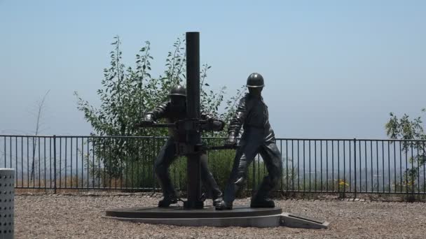 美国加利福尼亚州 洛杉矶 2019年7月16日 威廉姆斯 Cindy Williams 对粗糙的雕像的致敬仪式在一个重要石油发现地点的信号山向石油工人致敬 — 图库视频影像