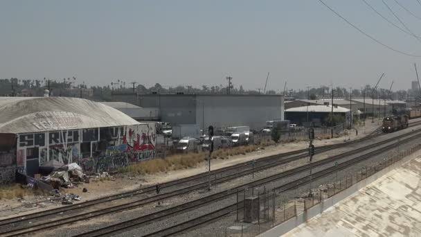 美国加利福尼亚州 Los Angeles 2019年7月16日 在火车站和洛杉矶河畔的一个无家可归者营地 — 图库视频影像