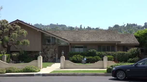 Los Angeles Usa Julho 2018 Desaceleração Carro Frente Casa Usada — Vídeo de Stock