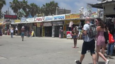 LOS ANGELES, CA / USA - Güney Kaliforniya 'da Venedik Sahili' nin ünlü sahil şeridi boyunca gezinen turistler