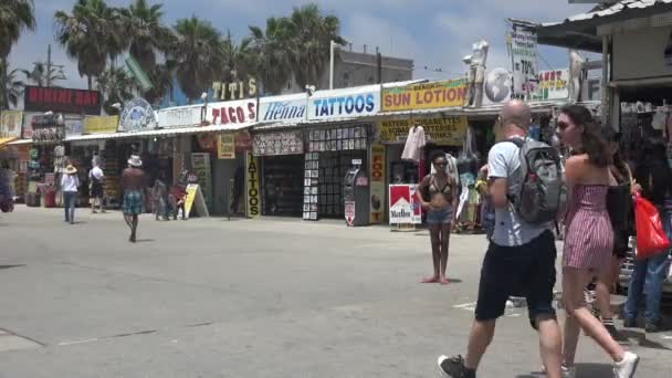 Los Angeles Usa Tourists Strolling World Famous Venice Beach Boardwalk — Stock Video