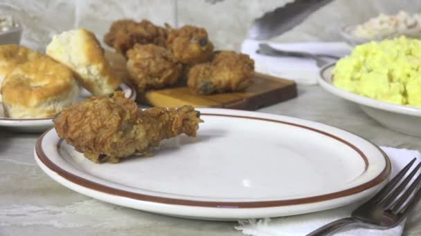 요리와 닭고기 식사를 준비하는 — 비디오