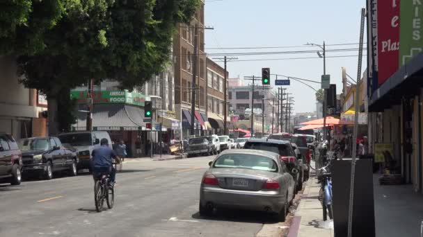 Los Angeles Usa 2019年8月10日 Fashion Districtを自転車で走っている男が 後ろに車が並んでいる — ストック動画