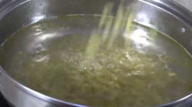 Kaynar su dolu bir kaba dirsek makarna döküyorum. 