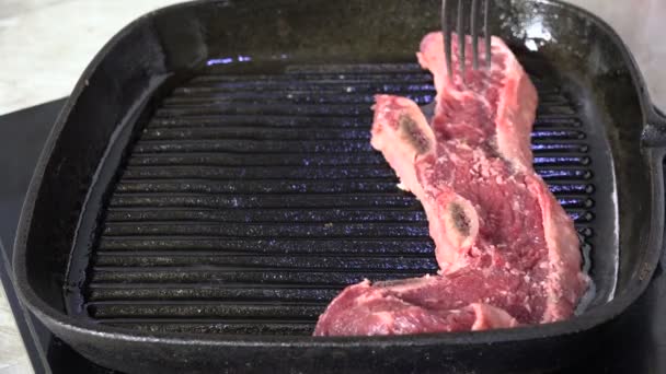 鋳鉄グリルにステーキを配置 — ストック動画