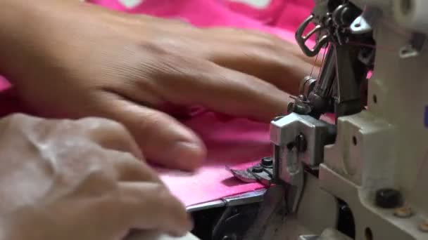 Крупный План Профессиональной Швеи Шьющей Розовое Платье — стоковое видео