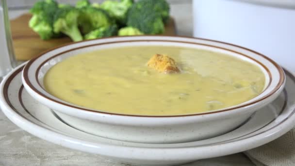 Croutons Alho Caindo Uma Tigela Sopa Queijo Brócolis Câmera Lenta — Vídeo de Stock