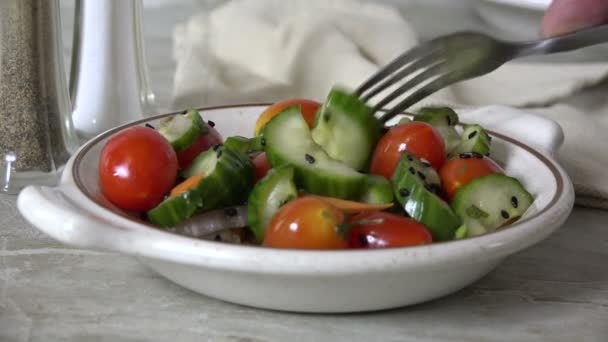 Tomar Bocado Ensalada Tomate Pepino Cámara Lenta — Vídeos de Stock