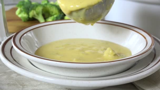 Brokkoli Suppe Eine Schüssel Zeitlupe Löffeln — Stockvideo