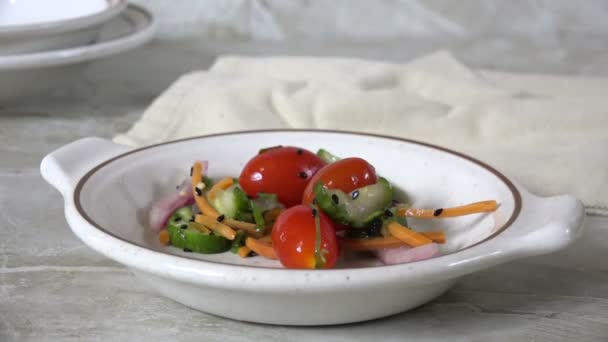 Tomatengurkensalat Eine Kleine Schüssel Servieren — Stockvideo