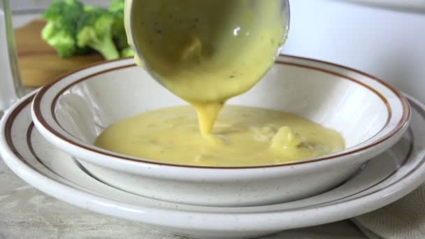 Ladling Crema Brócoli Bisque Queso Tazón Cámara Lenta — Vídeo de stock